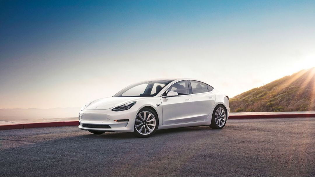 为啥Model 3高性能版让人痴狂？看看歪果仁的试驾｜聚译