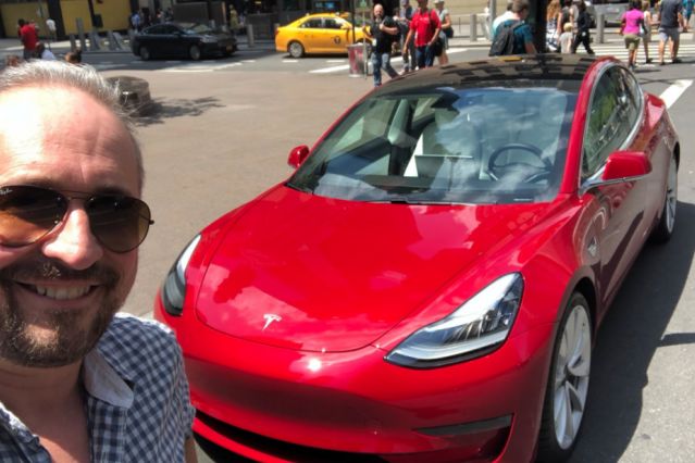 为啥Model 3高性能版让人痴狂？看看歪果仁的试驾｜聚译
