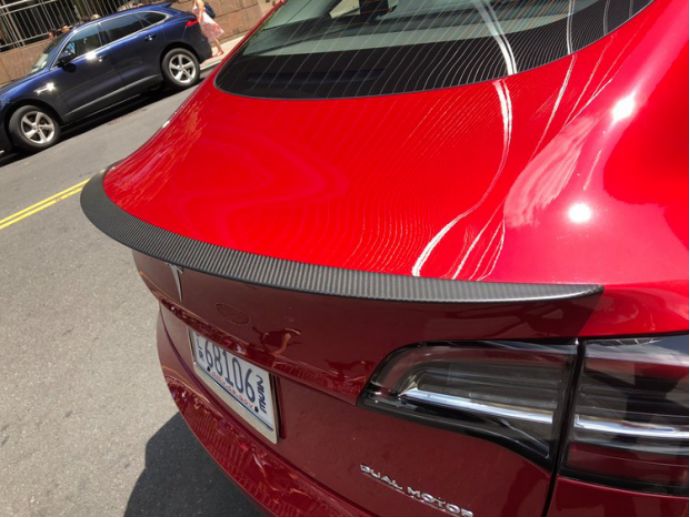 为啥Model 3高性能版让人痴狂？看看歪果仁的试驾｜聚译