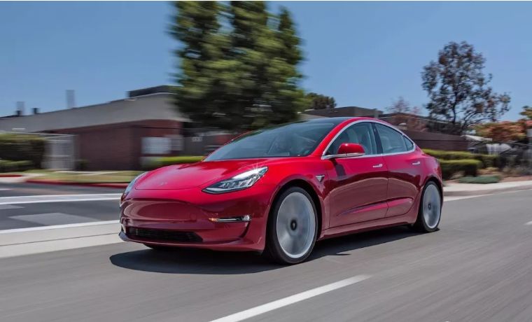 为啥Model 3高性能版让人痴狂？看看歪果仁的试驾｜聚译