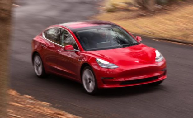 为啥Model 3高性能版让人痴狂？看看歪果仁的试驾｜聚译