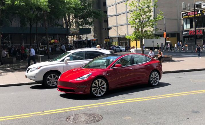 为啥Model 3高性能版让人痴狂？看看歪果仁的试驾｜聚译