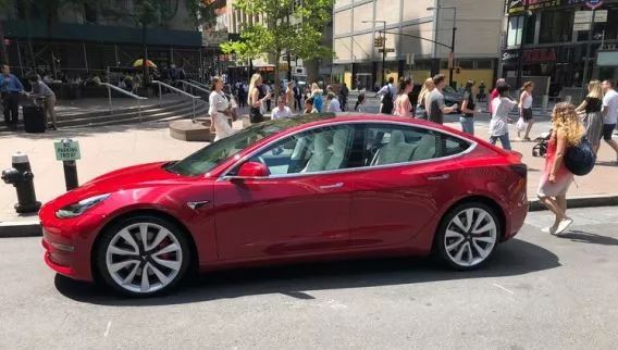 为啥Model 3高性能版让人痴狂？看看歪果仁的试驾｜聚译