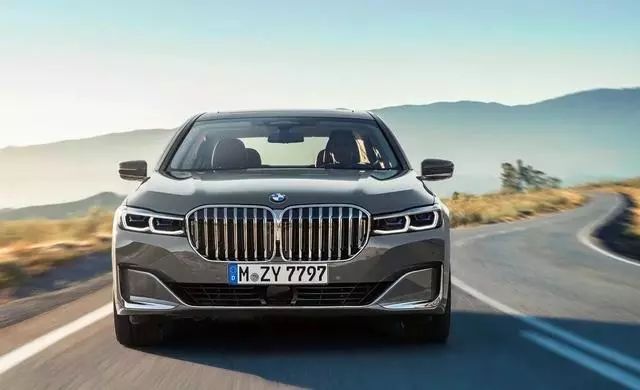 2020款宝马7系双肾格栅大了40%，美国网友直呼辣眼睛｜聚侃