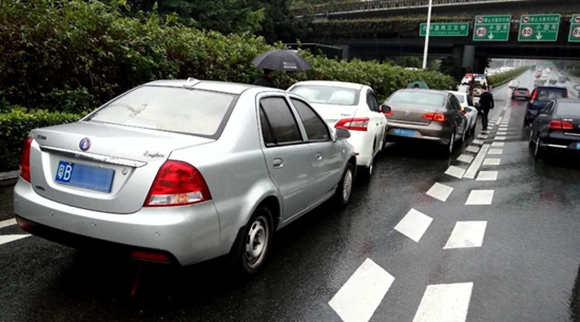 开车不懂"两秒距离"?难怪追尾车祸那么多!