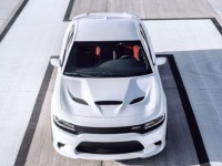 最后的V8，道奇战马力压宝马M3直追AMG C63？ | 聚闻