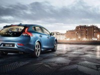 V40被撞断，沃尔沃的安全神话也碎了一地吗？｜聚焦