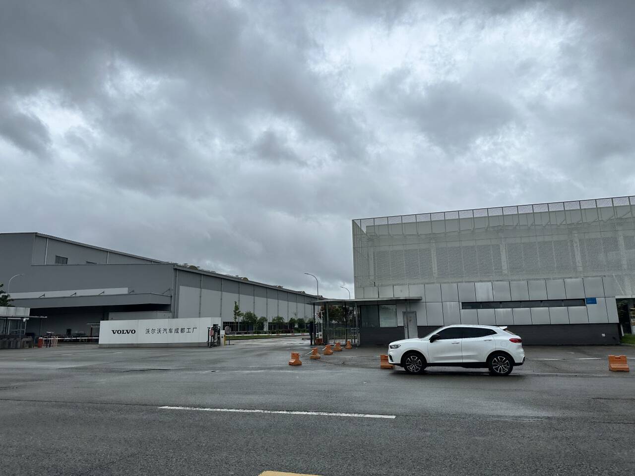 成都网约车司机：每天工作12小时+，收入缩水2000